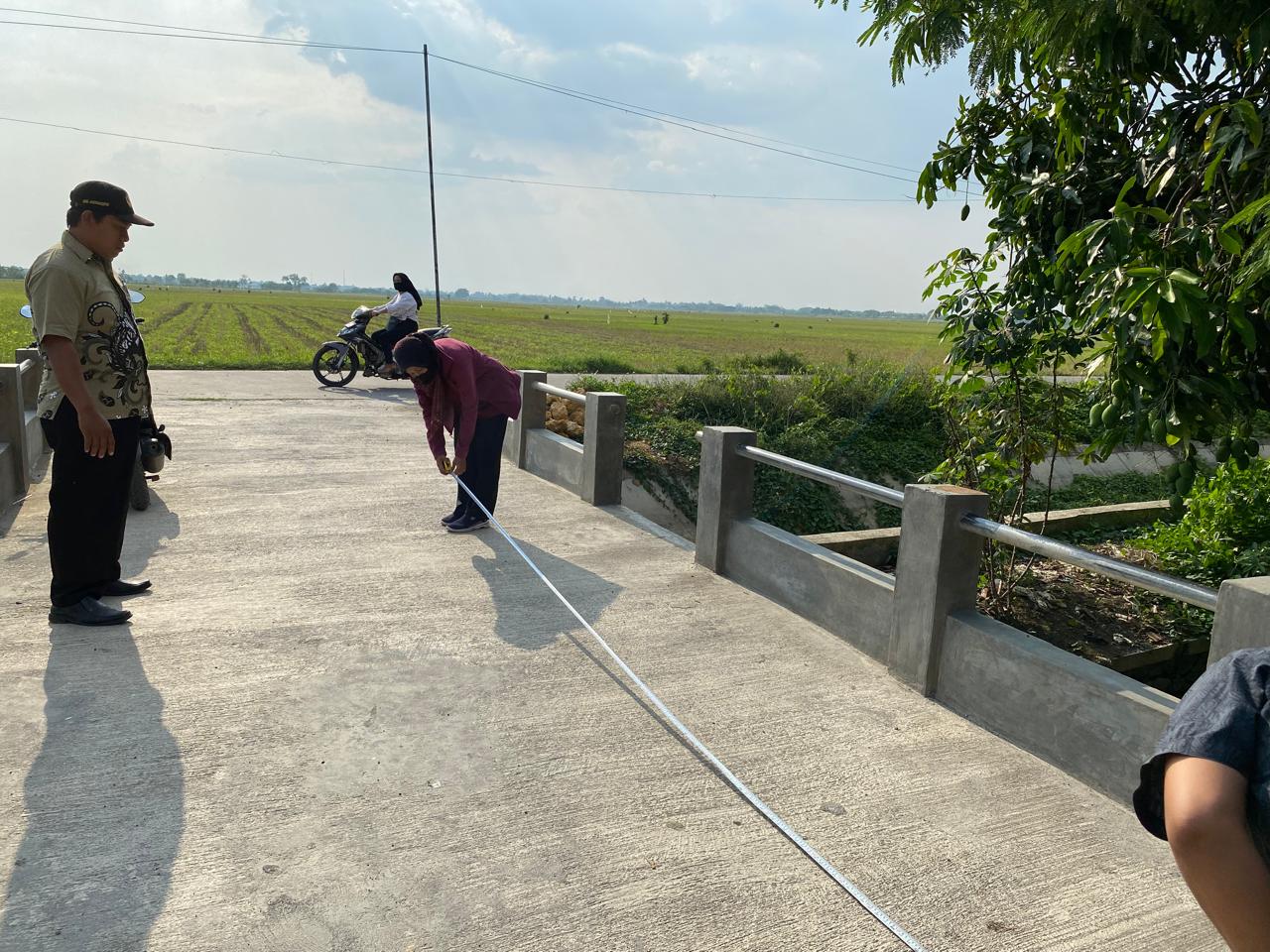 MONEV: Tim pembangunan desa  saat melakukan monitoring dan evaluasi dana desa (DD). (INTAN MAYLANI SABRINA/RADARPATI.ID)