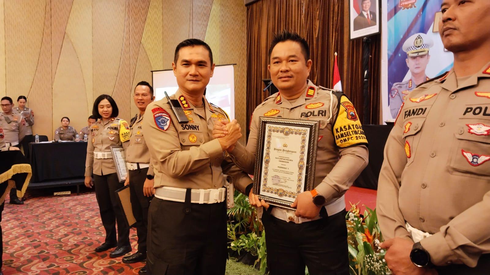 MEMBANGGAKAN: Sat Lantas Polres Grobogan saat menerima penghargaan dari Polda Jawa Tengah di Quest Hotel, Rabu (13/11). (INTAN MAYLANI SABRINA/RADARPATI.ID)