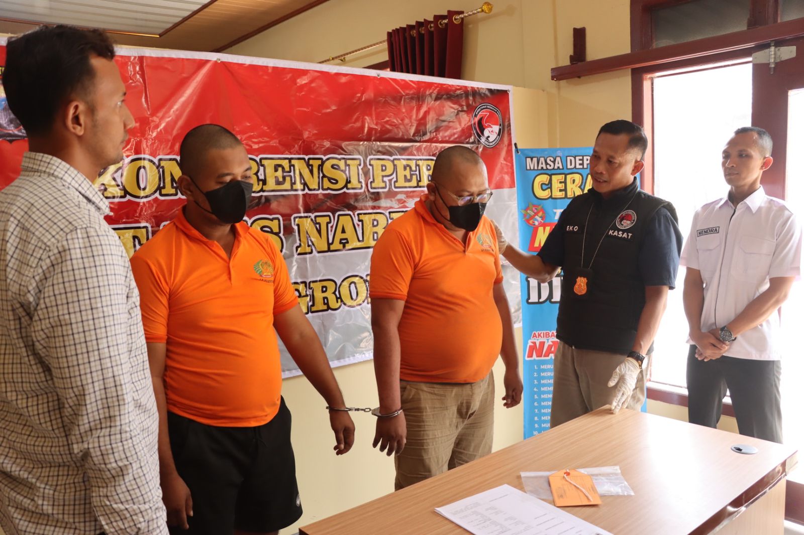 DIAMANKAN: Kasat Narkoba Polres Grobogan AKP Eko Bambang meminta keterangan kedua tersangka pengedar narkoba di Kabupaten Grobogan. (SIROJUL MUNIR/RADARPATI.ID)