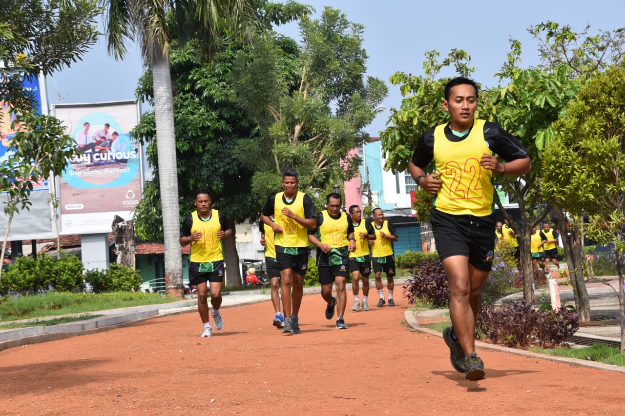 GOBYOS: Anggota Kodim 0717/Grobogan saat mengikuti kesegaran jasmani di Simpang Lima Purwodadi.