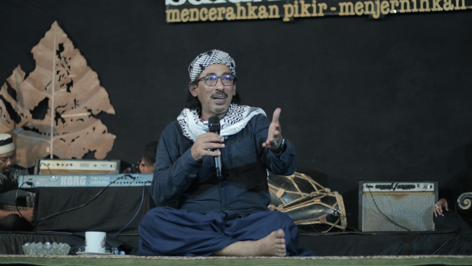 Anis Sholeh Baasyin dalam Ngaji NgAllah Suluk Maleman edisi ke-155 mengangkat tema tentang kemanusiaan yaitu tentang tragedi di Palestina. (SULUK MALEMAN UNTUK RADAR PATI)