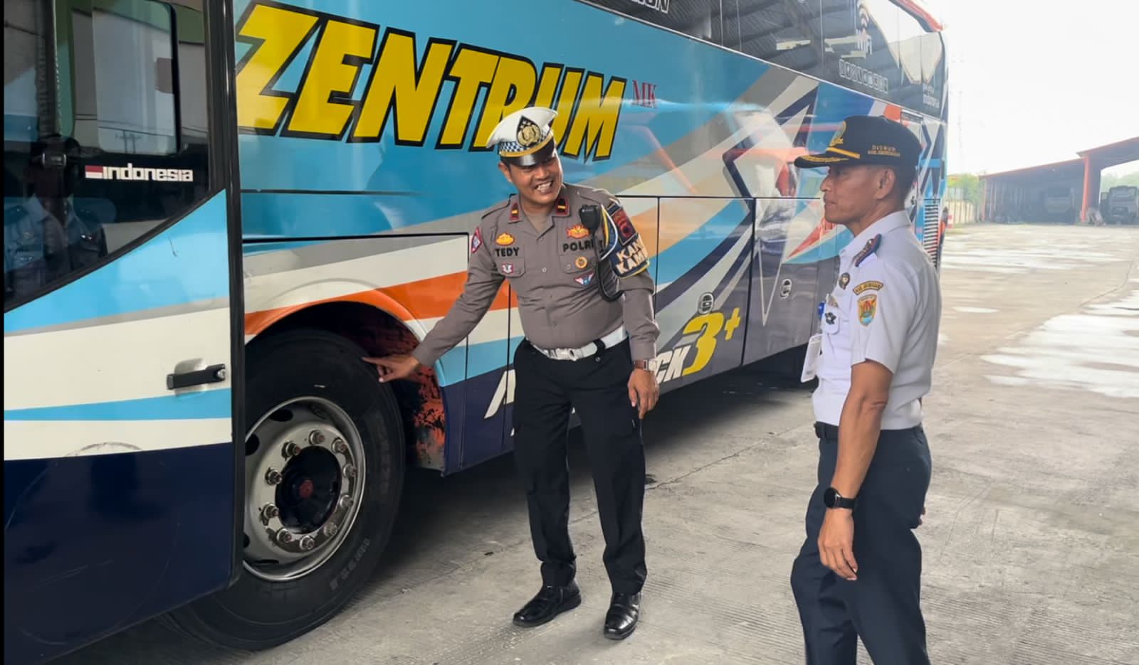 RAMP CHECK: Satlantas Polres Grobogan dan Dishub saat melakukan pemeriksaan kendaraan di PO Bus Zentrum, Purwodadi. (INTAN MAYLANI SABRINA/RADAR KUDUS)