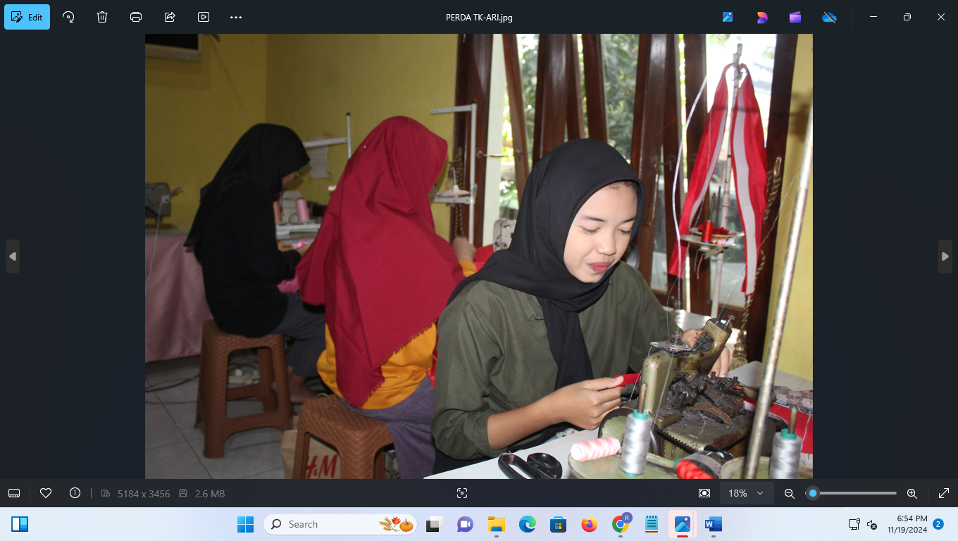 BEKERJA: Seorang pekerja jahit mengerjakan pesanan jahitan baju di sebuah lokasi usaha konveksi. (ARIF FAKHRIAN KHALIM/RADAR KUDUS)