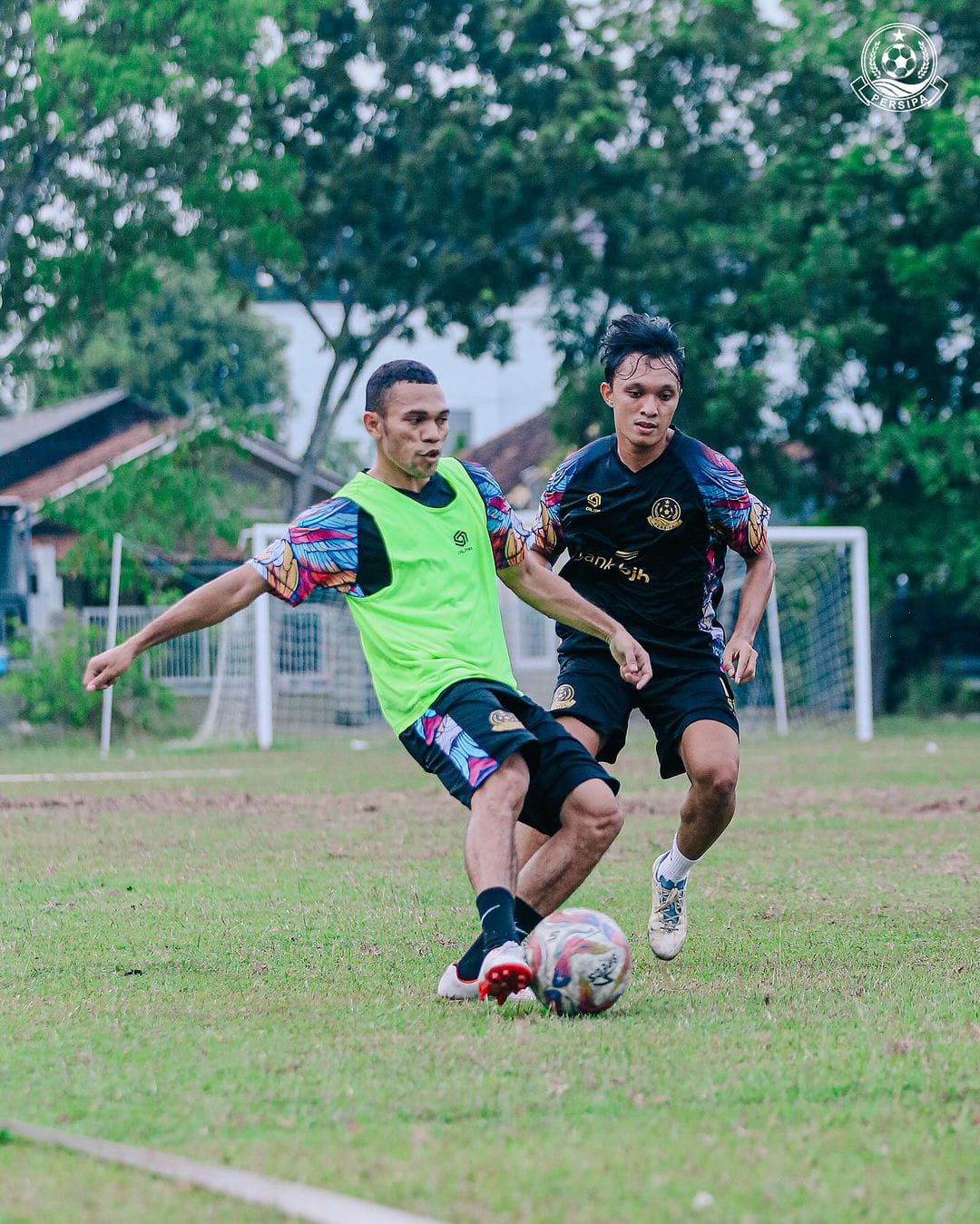 BEREBUT BOLA: Sadly Ahmad penyerang sayap Persipa Pati berebut bola saat laga kandang baru-baru ini.