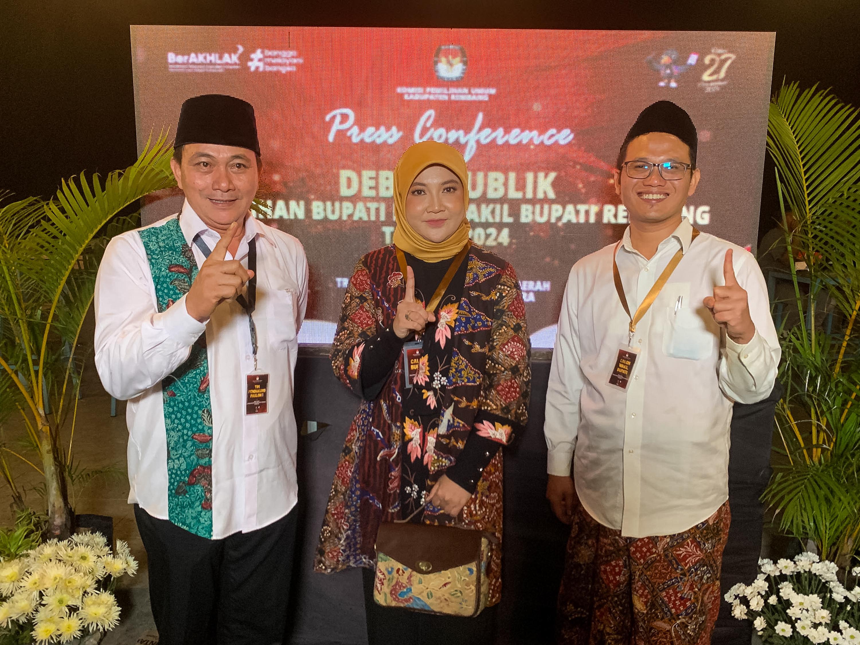 ANTUSIAS: Ketua Tim Pemenangan Paslon Nomor Urut 01 Ridwan bersama Paslon Vivit-Umam saat memberikan keterangan pers baru-baru ini.