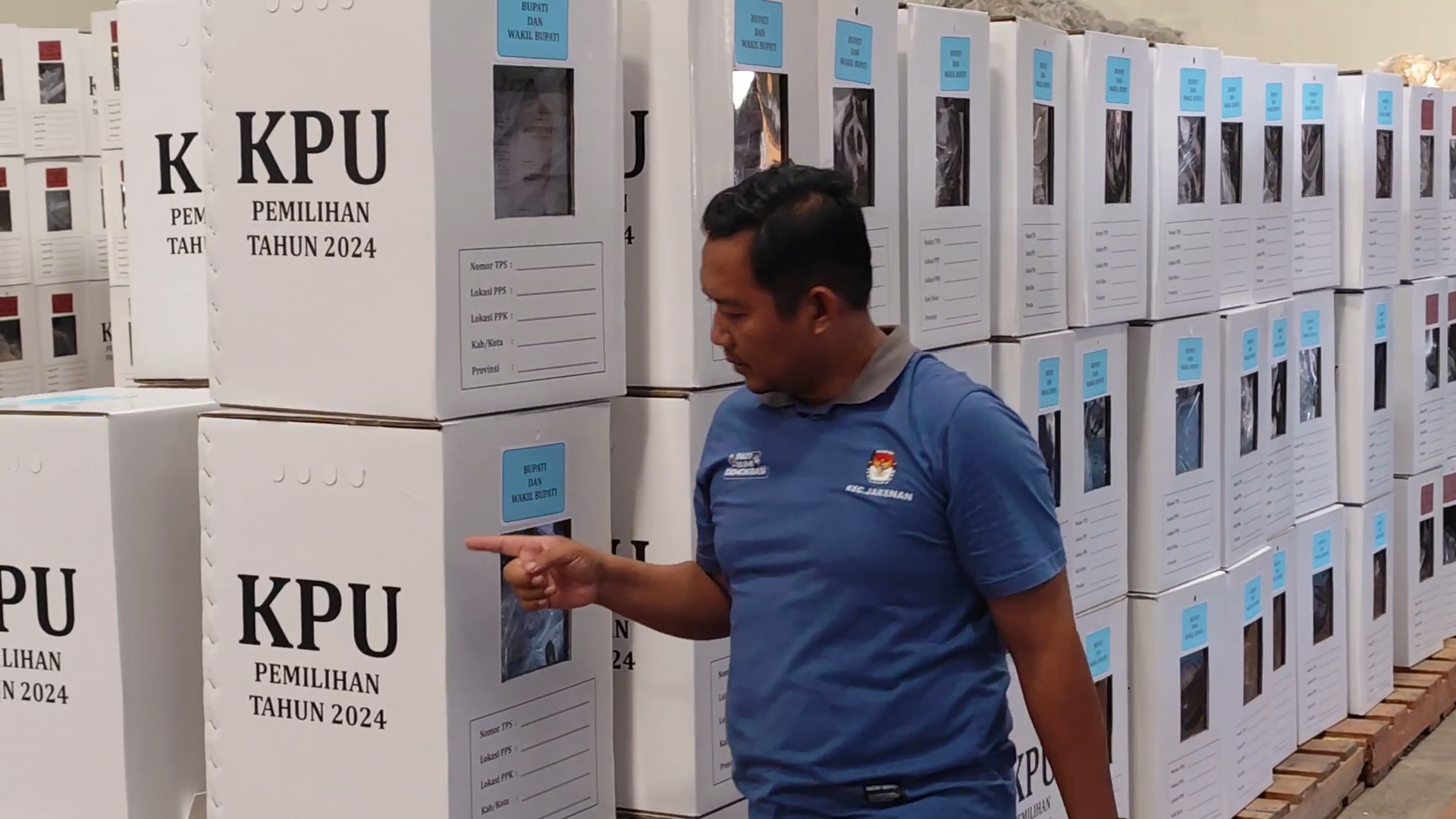 DIPINDAH: KPU Pati mengirim surat suara dari Gudang Bulog Pati ke kecamatan belum lama ini. (ANDRE FAIDHIL FALAH/RADAR KUDUS)