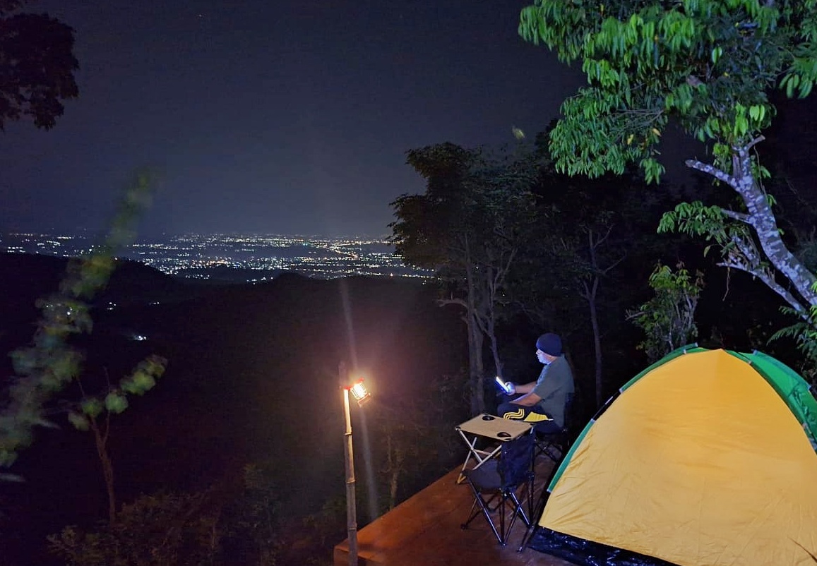 INOVASI: Para pengunjung menikmati suasana malam dengan camping di Wana Wisata Sandieng Selora di Desa Rakitan, Sluke. (PEMDES RAKITAN UNTUK RADAR KUDUS)