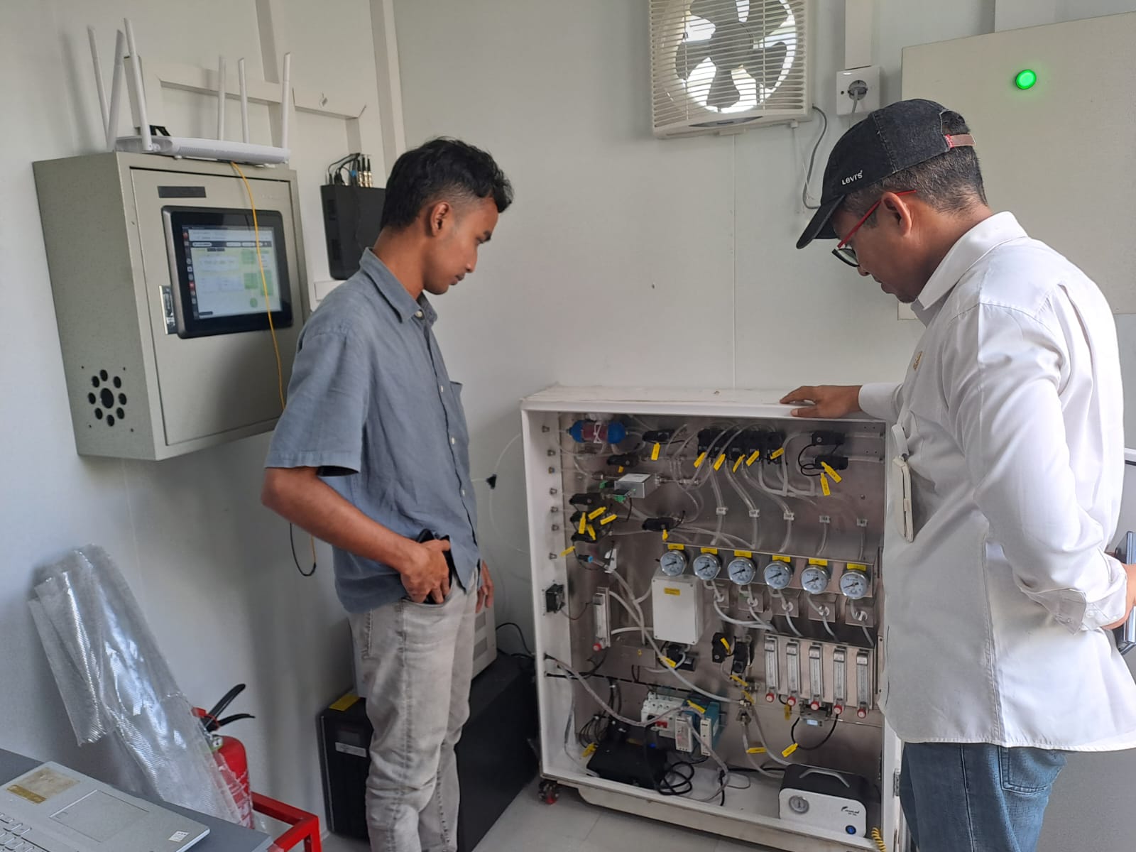 CEK JARINGAN: Kepala DLH Rembang Ika Himawan Affandi melihat proses kalibrasi pelalatan SPKUA kemarin