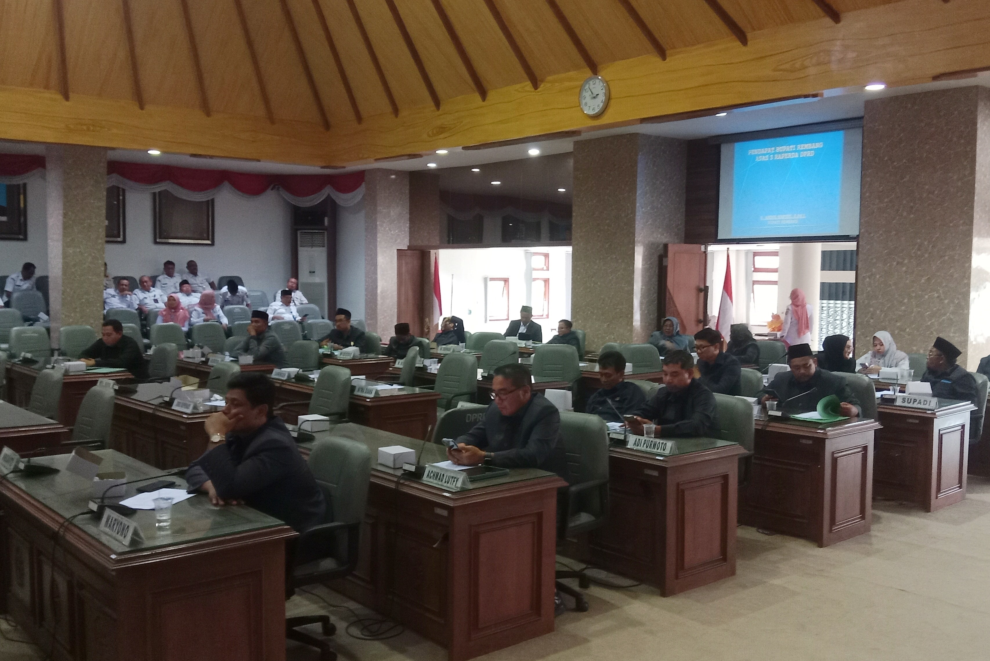 RAPAT: Anggota DPRD Rembang menggelar rapat paripurna, Rabu lalu (20/11)