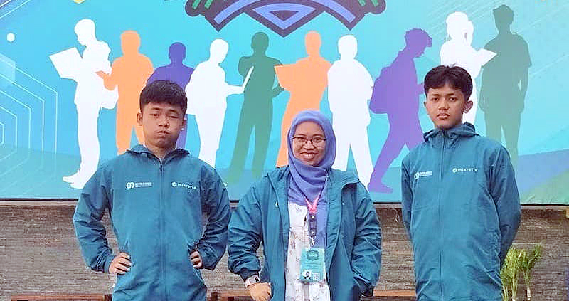 BERPRESTASI: Amar Mudzakir dan Maulana Bintang Arya, finalis Olimpiade Jaringan Mikro TIK Tingkat Nasional. (PEMKAB REMBANG UNTUK RADAR KUDUS)