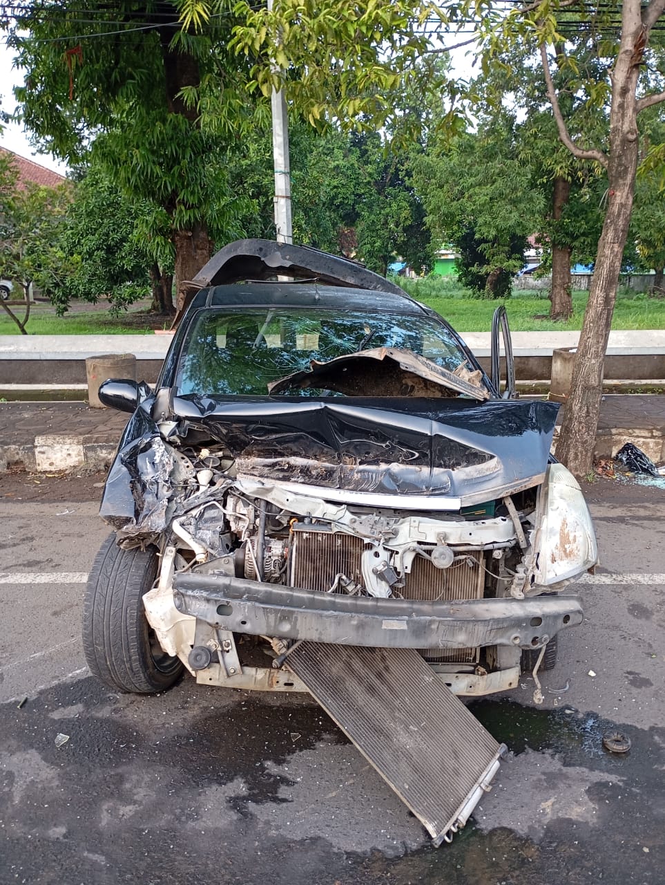 RINGSEK: Kondisi mobil Grand Livina usai menabrak Daihatsu Zebra pada (23/11) pagi hari. (SATLANTAS POLRES JEPARA UNTUK RADAR KUDUS)