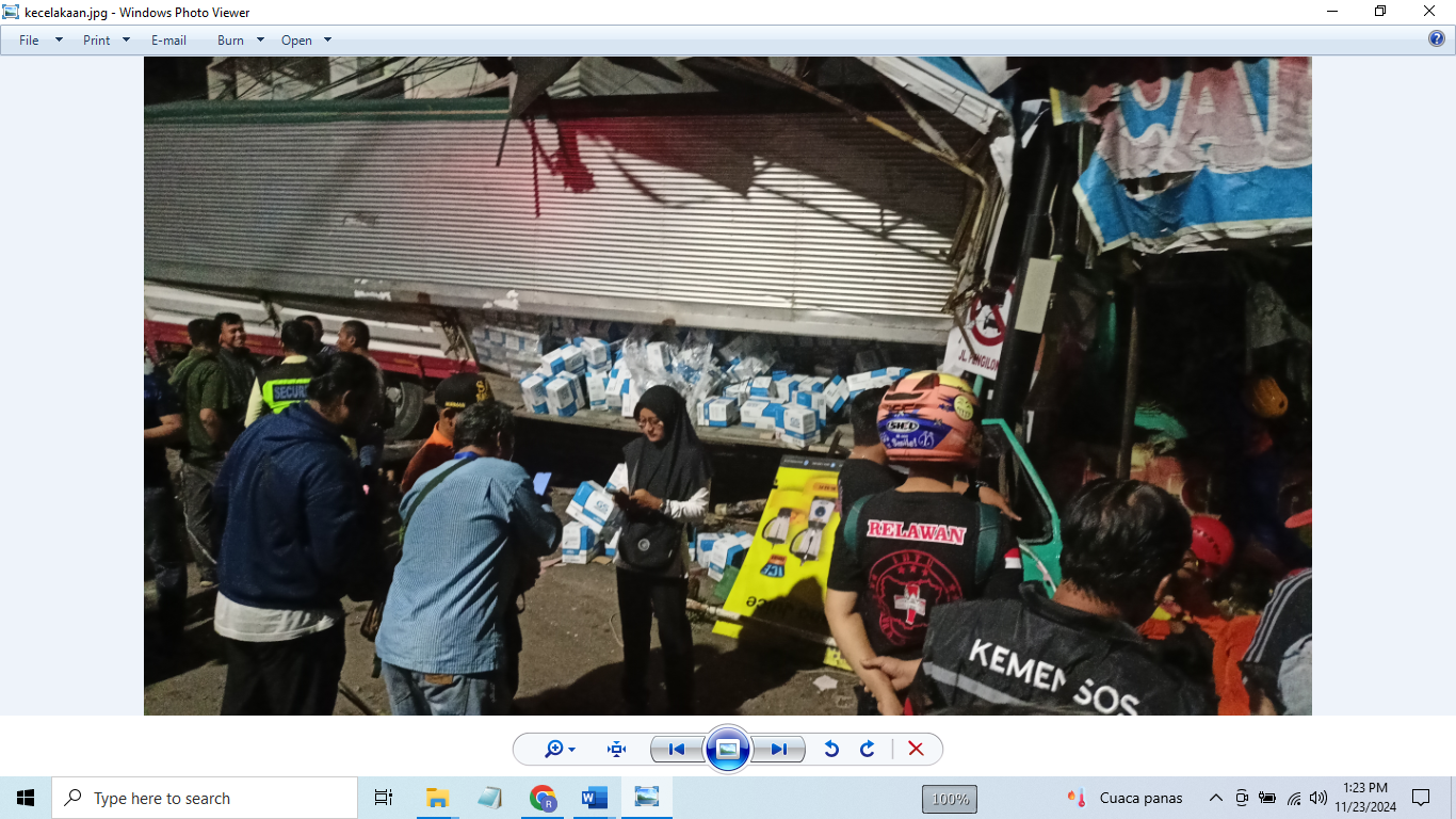 ADENNYAR WYCAKSONO/JAWA POS RADAR SEMARANG LANGGAR JAM OPERASI : Truk bermuatan aki yang mengalami remblong dan menabrak 12 kendaraan di Jalan Prof Hamka, Ngaliyan Kamis (21/11).