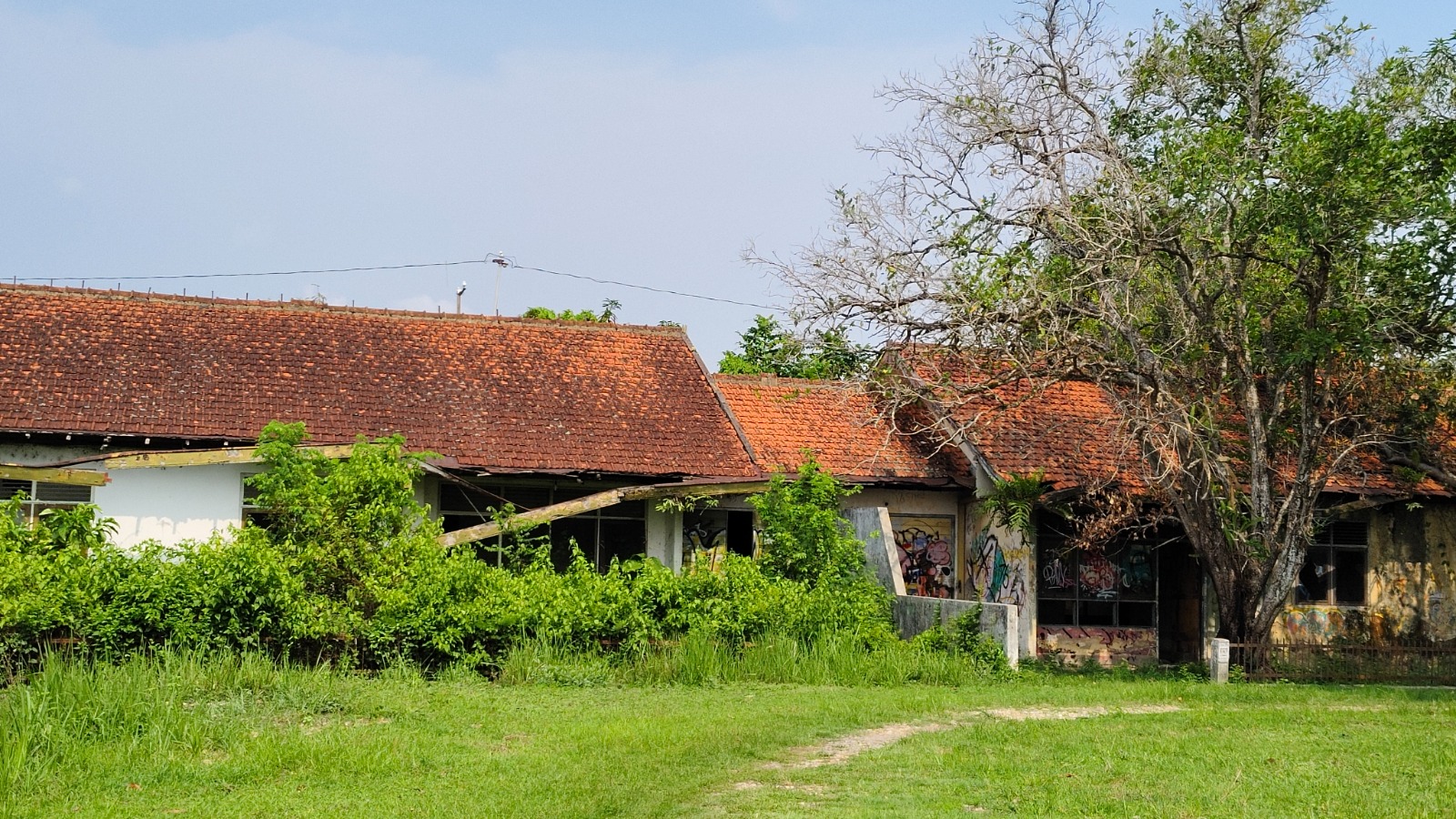GEDUNG KOSONG: Bekas kantor BBWS Pemali Juana dibiarkan mangkrak kosong selama puluhan tahun tidak dihuni menjadikan tempat tersebut. (SIROJUL MUNIR/RADAR KUDUS)