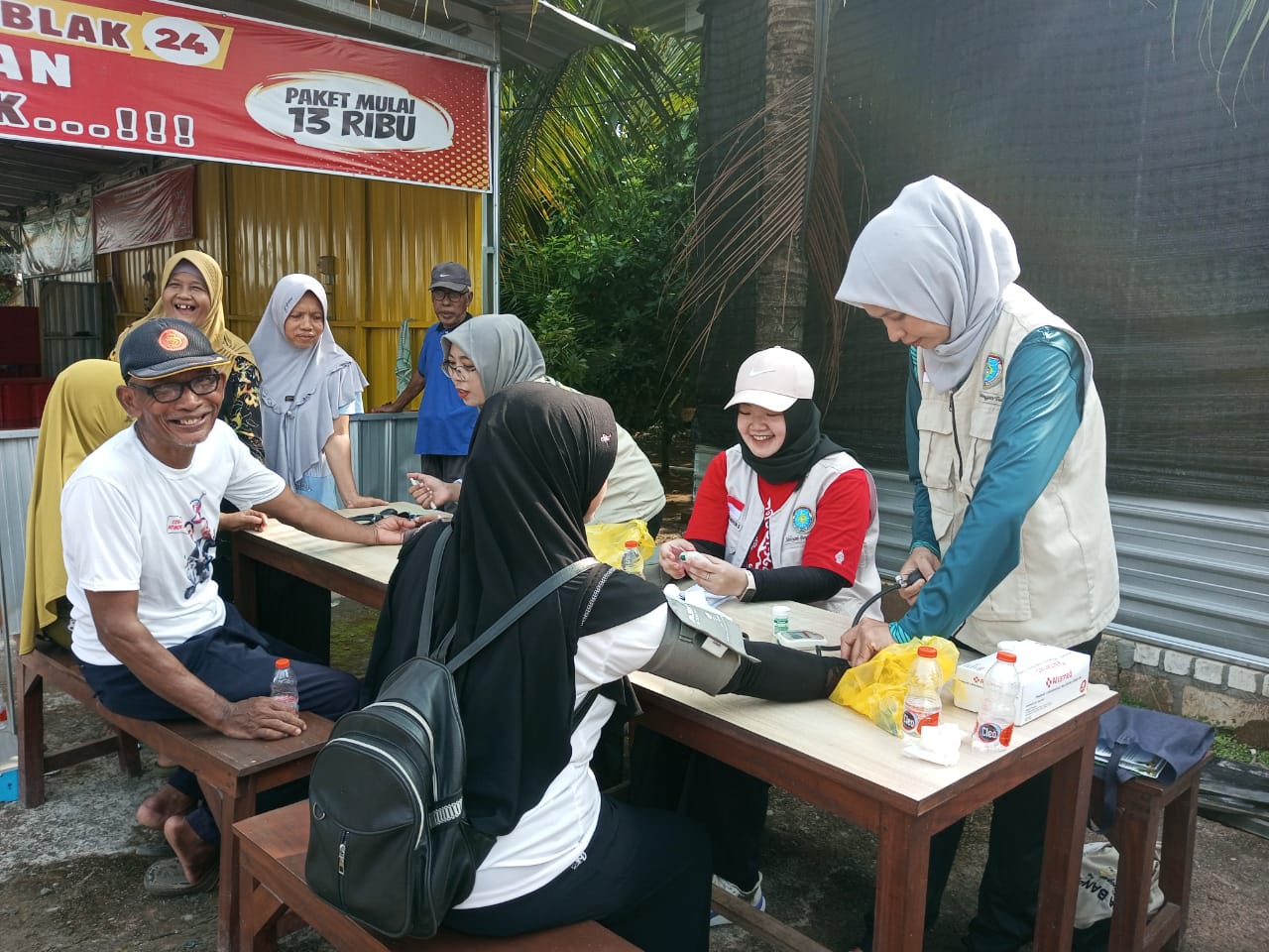 Kepala Bidang Pelayanan RS Mitra Bangsa Pati dr Mega Anggun Sylvia bersama timnya menggelar tes kesehatan gratis di Dukuh Ngembes Desa/Kecamatan Gembong, Sabtu (23/11). (ACHMAD ULIL ALBAB/RADAR PATI)