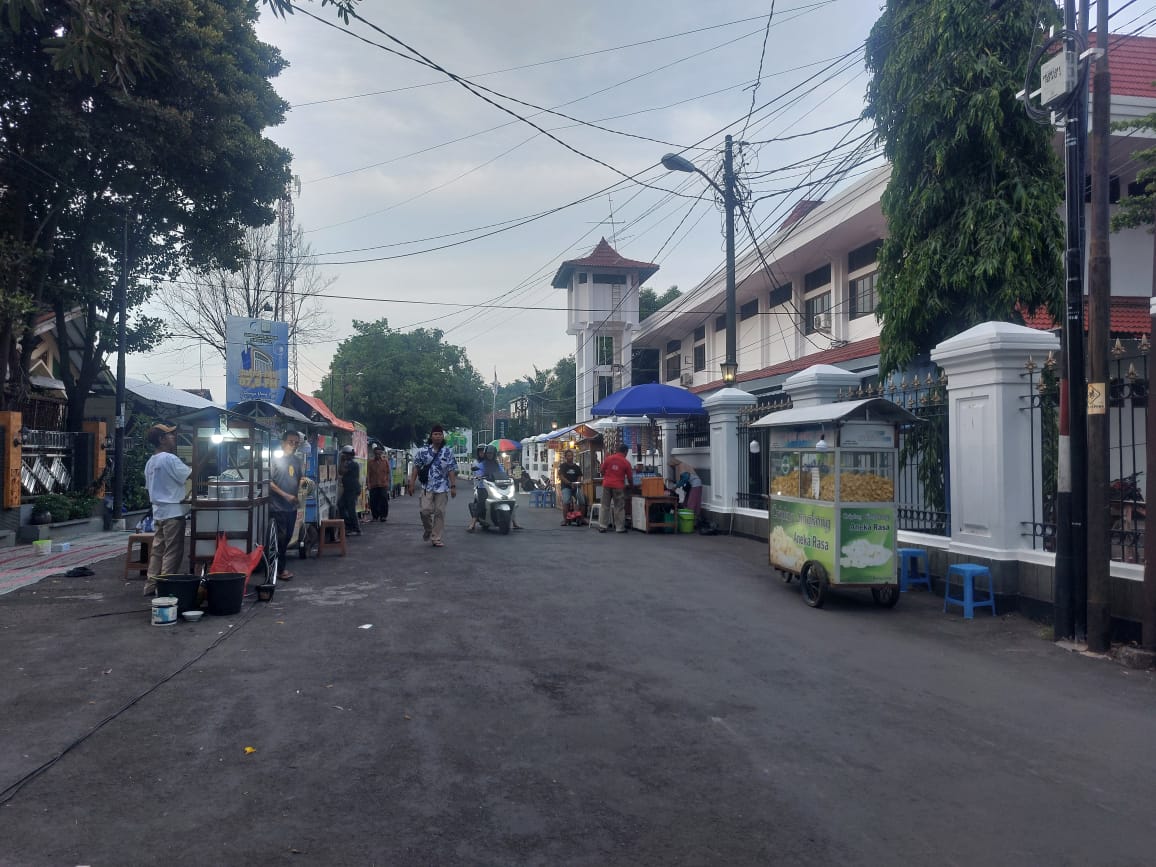 BERJUALAN: Para PKL memenuhi jalan tembus Pegadaian (kawasan Simpang Lima Pati) belum lama ini. (ANDRE FAIDHIL FALAH/RADAR KUDUS)