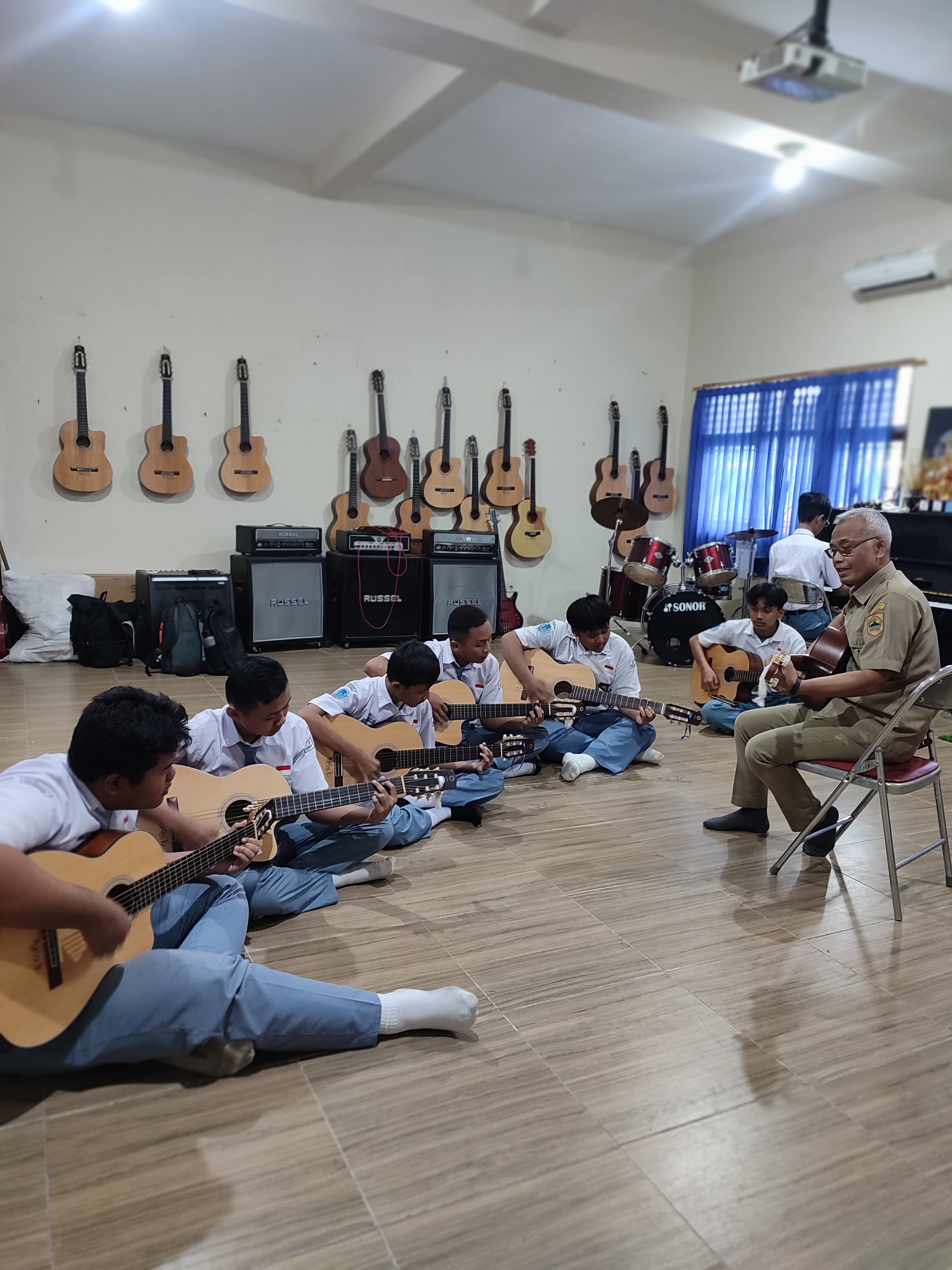 BERPRESTASI: Tri Kuntarto alias Trie Koent guru seni musik di SMKN 1 Purwodadi saat menunjukkan studio musik di sekolahnya.
