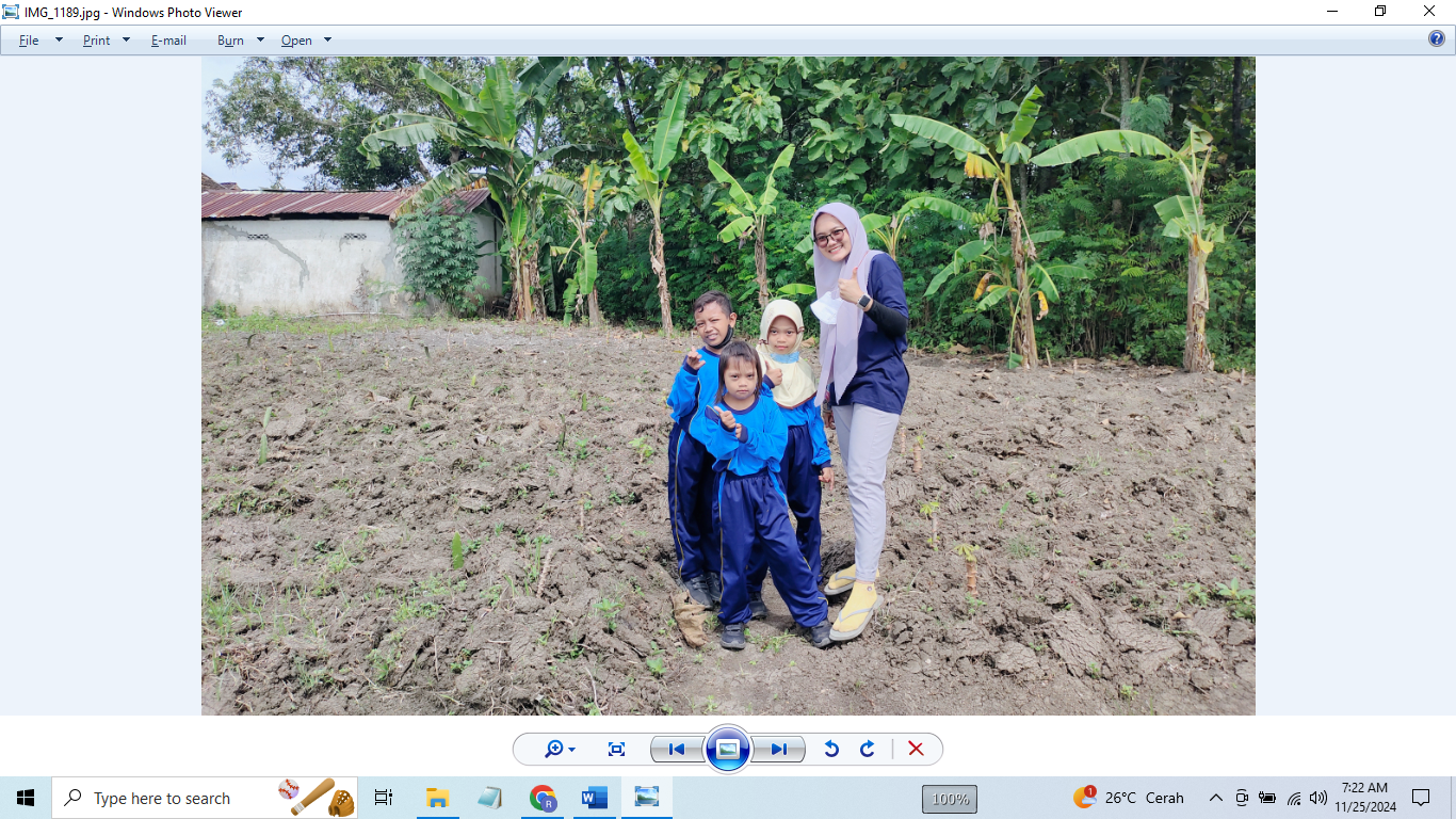 BERSEMANGAT: Nafi&rsquo;ah guru SLB Negeri Randublatung yang sedang mengajak anak-anak SLB bermain di sawah. (ARIF FAKHRIAN KHALIM/RADARPATI)