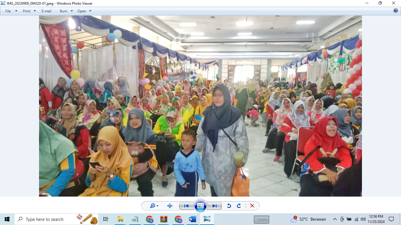 RAMAI: Para Guru PAUD membuka stan saat acara Himpaudi di Balai Kartini beberapa waktu lalu. (VACHRI RINALDY L/RADAR KUDUS)