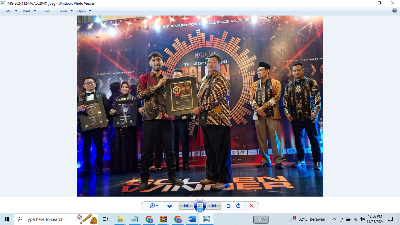RAIH PREATASI: Kepala MAN 2 Rembang Akhmad Suhadak menerima penghargaan The Great Champions Golden Award Asia 2024 Kategori Best School Winner. (MAN 2 REMBANG UNTUK RADAR KUDUS)