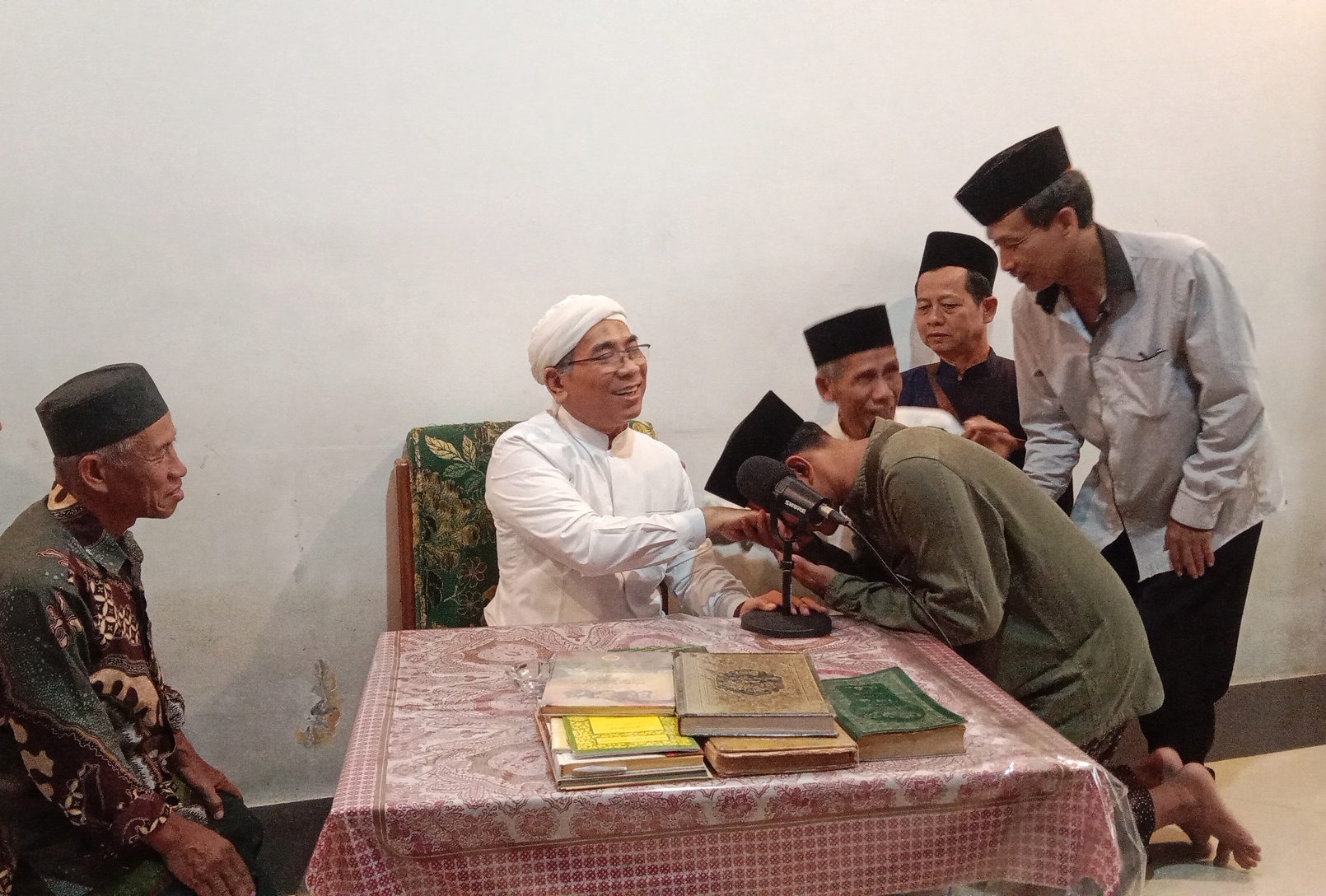 SALAMAN: Ketua Umum PBNU KH Yahya Cholil Staquf selesai mengisi pengajian di Aula Ponpes Raudhatut Thalibin, Leteh&nbsp;(26/11). (VACHRI RINALDY L/RADAR KUDUS)