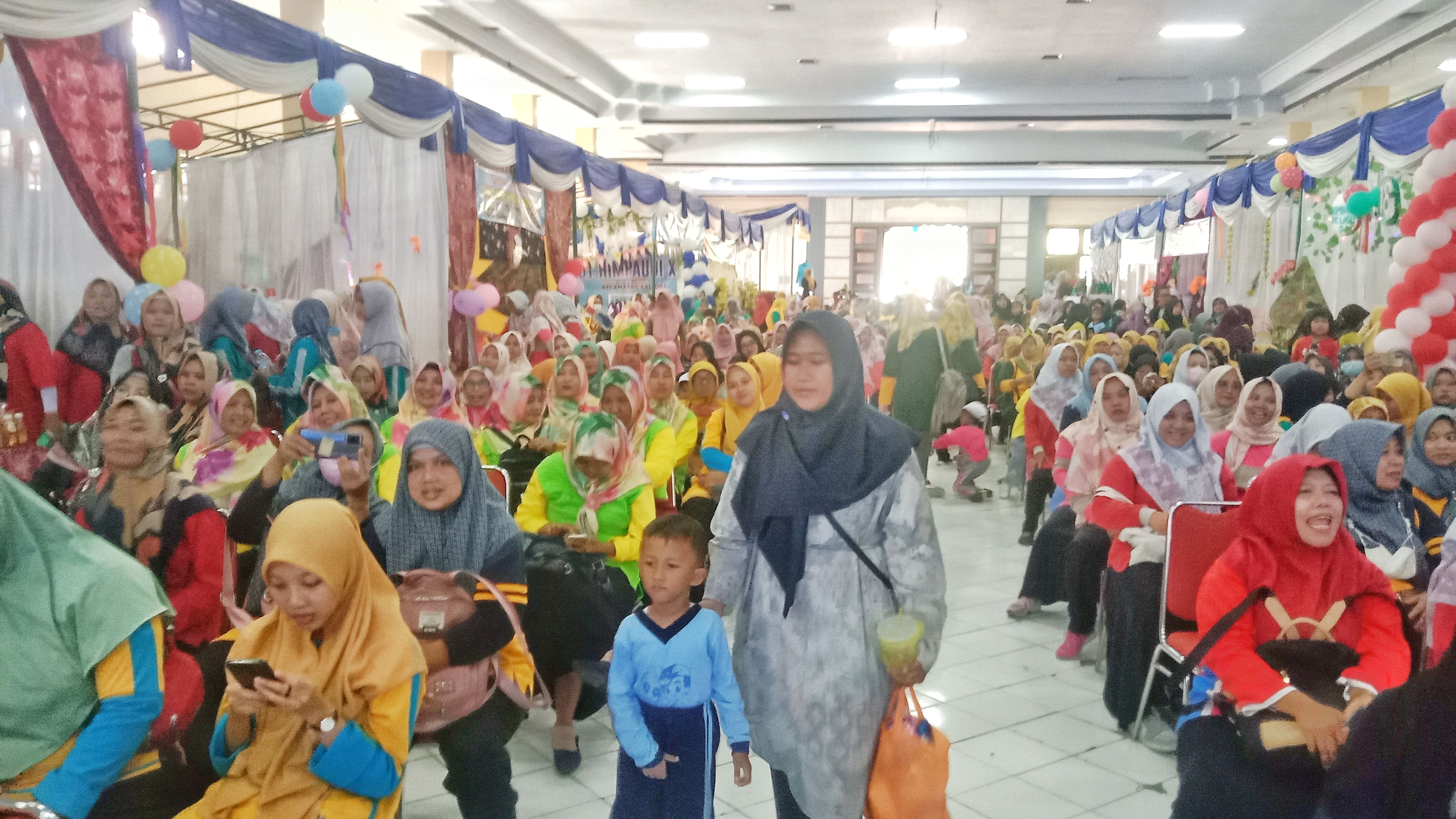 RAMAI: Para Guru PAUD membuka stan saat acara Himpaudi di Balai Kartini beberapa waktu lalu