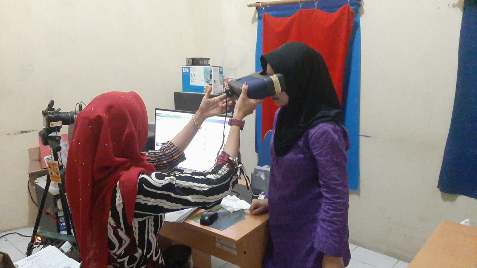 PEREKAMAN: Petugas dari Dindukcapil melayani perekaman KTP baru-baru ini.