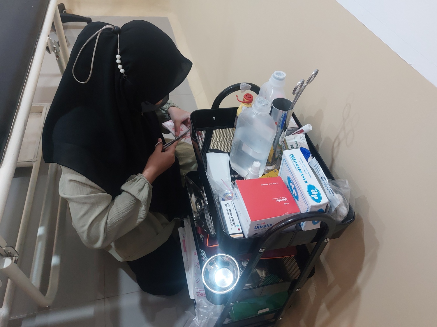 DICEK: Tenaga kesehatan sedang menyiapkan alat untuk mengecek pasien di salah satu klinik di Pati belum lama ini. (ANDRE FAIDHIL FALAH/RADAR KUDUS)