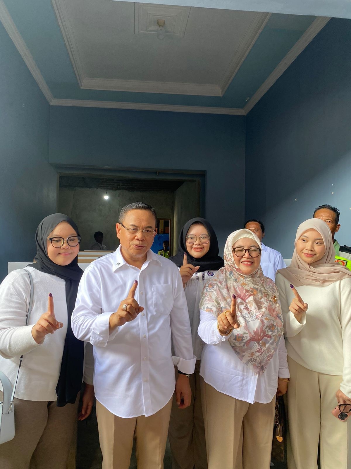 NYOBLOS: Sudewo dan keluarga menunjukkan jari satu bertinta usai nyoblos di TPS 5 Desa Slungkep, Kayen pada Rabu (27/11). (ANDRE/RADARPATI)