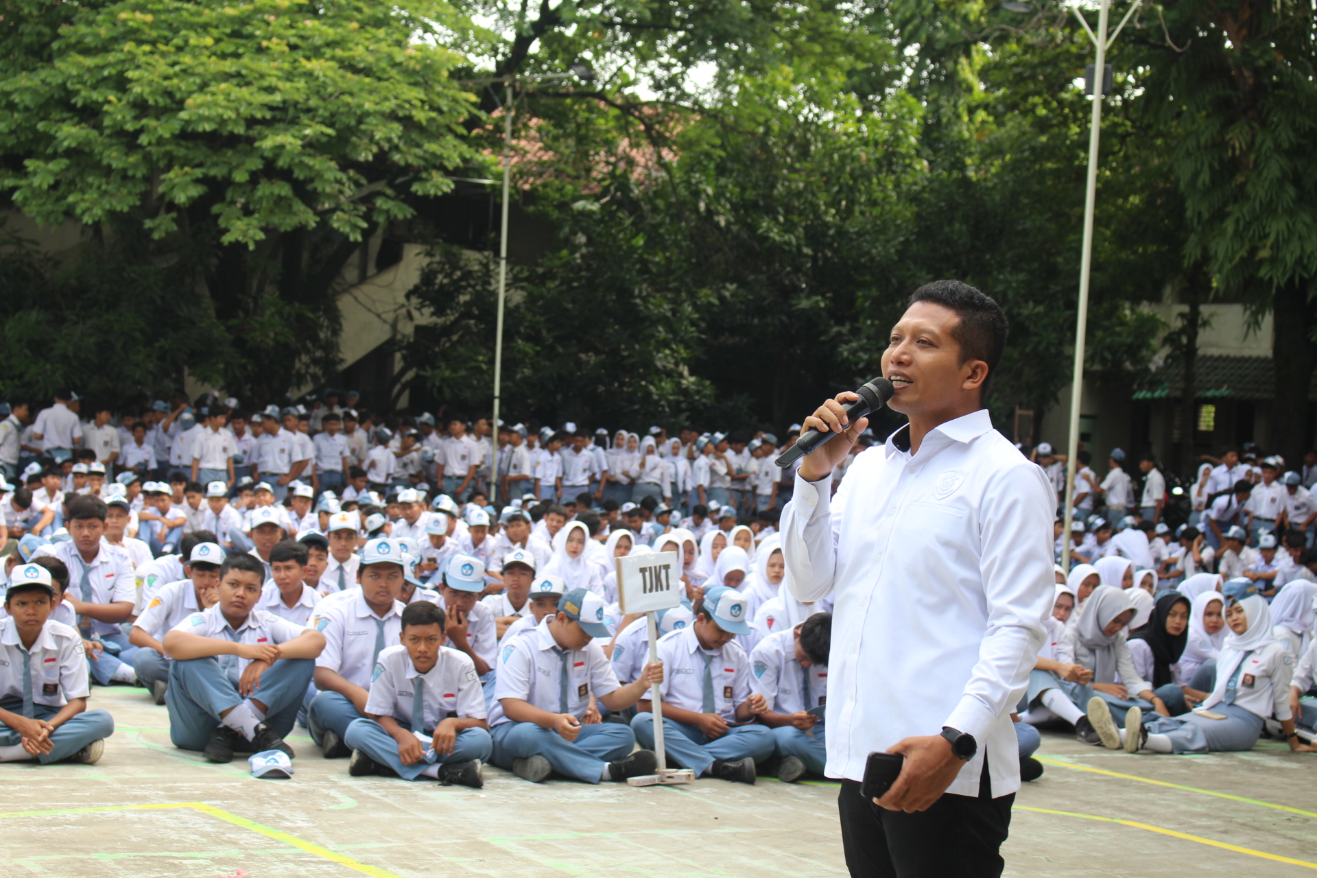 SAMPAIKAN IMBAUAN: Kepala Unit PPA Polres Grobogan Ipda Yusuf memberikan sosialisasi kepada siswa SMK Pembangunan usai apel sekolah di Hari Guru (27/11). (SIROJUL MUNIR/RADAR KUDUS)