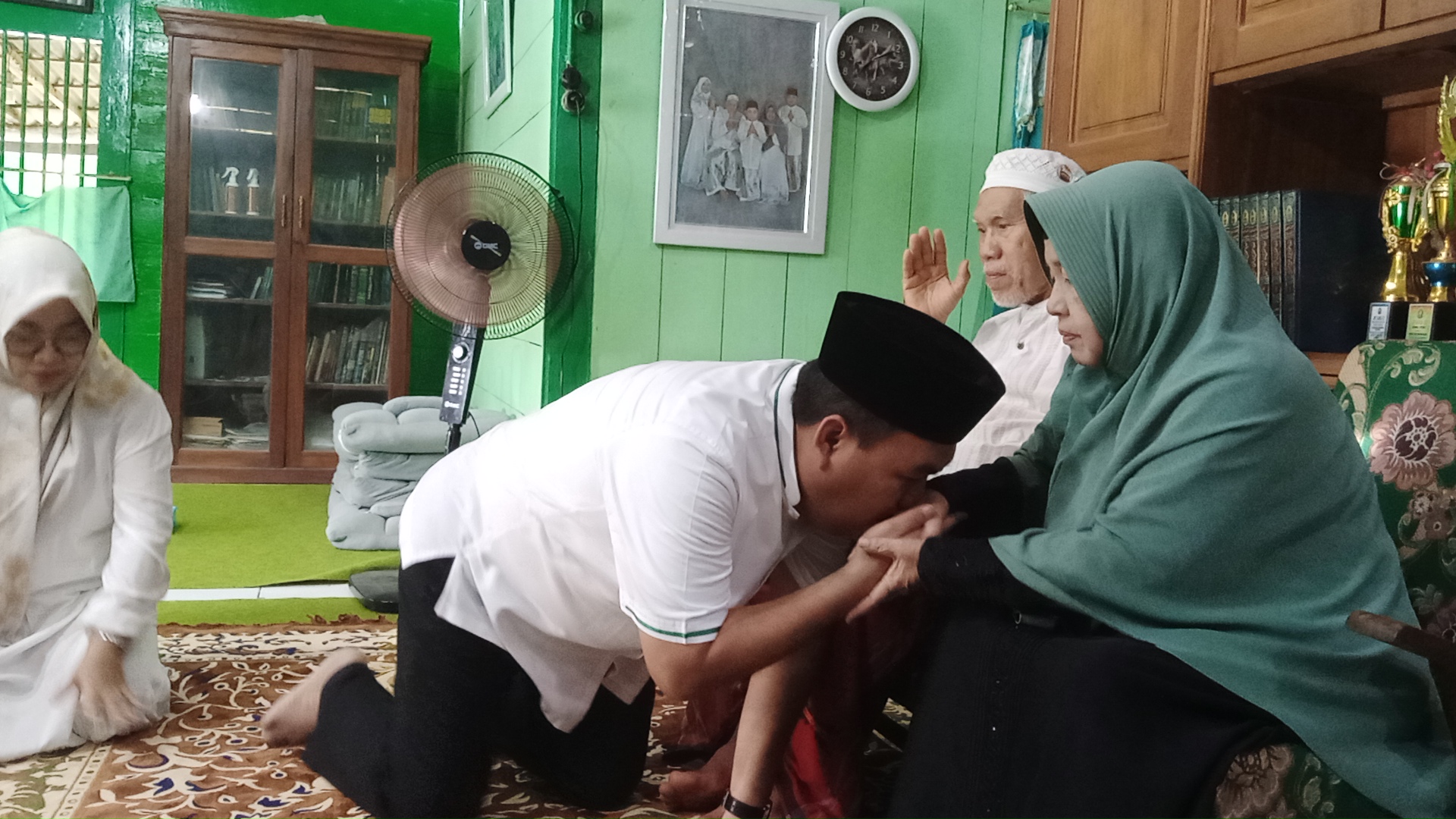 BAKTI: Arief Rohman bersama anak dan istri saat sungkem kepada orang tua sebelum menyalurkan hak pilih. (EKO SANTOSO/RADAR PATI)