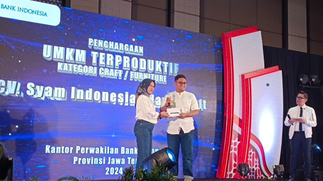 HASIL KERJA KERAS: Owner produsen tas anyaman saat mendapat penghargaan dari Bank Indonesia.