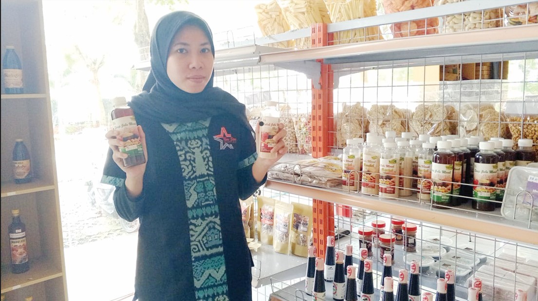 PILIH OLEH-OLEH: Pembeli sedang melihat produk minuman jahe di Plaza Pragolo Pati belum lama ini.