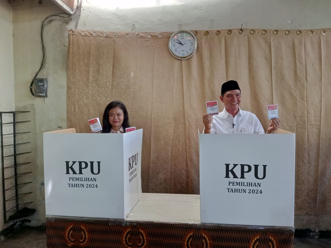COBLOS: Calon Bupati Pati Wahyu Indriyanto menyalurkan hak pilihnya di TPS 02 Desa Gadingrejo bersama istrinya Rabu (27/11). (ULIL ALBAB/RADARPATI)