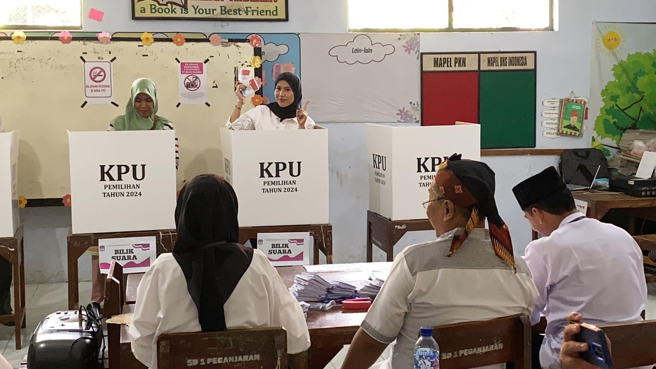 Cawabup Kudus nomor urut 01, Belinda Putri Birton, menggunakan hak pilihnya di TPS 7 Desa Peganjaran, Kecamatan Bae, Rabu (27/11/2024).