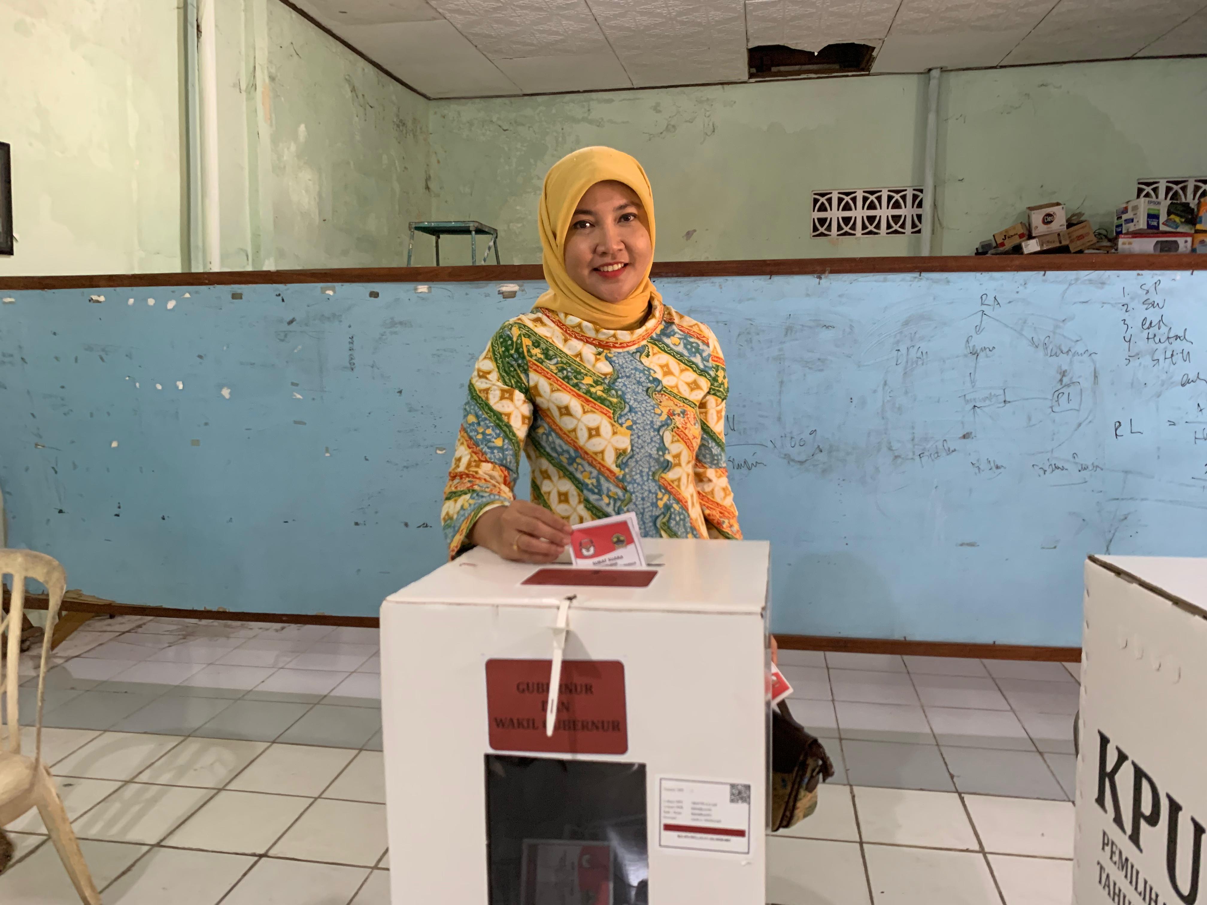 MOHON RESTU: Calon Bupati Nomor Urut 01 Vivit Dinarini Atnasari sukeman mohon restu dari kedua orang tuanya. (DOK. RADAR KUDUS)