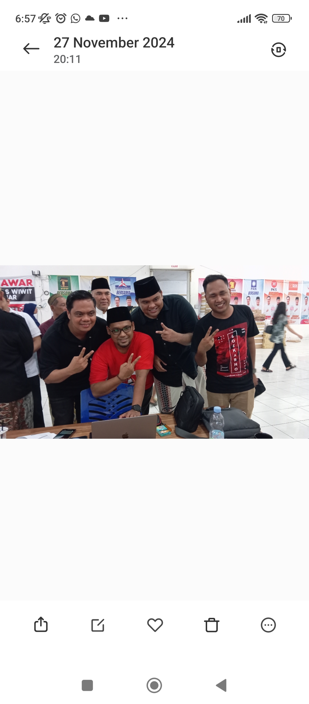 Pasangan Wiwit-Hajar meninjau perolehan suara di posko kemenangan.