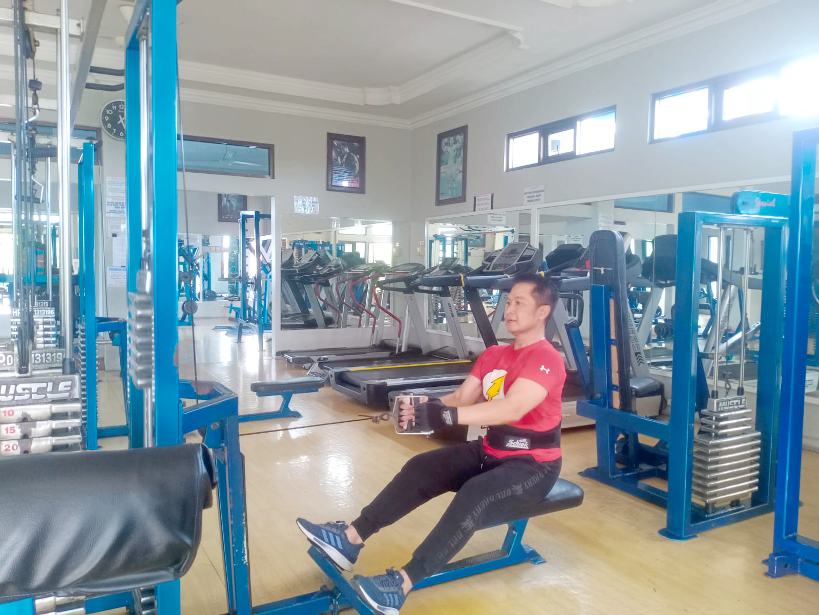 KEMBALI KE NORMAL: Hartopo sedang melakukan aktivitas berolahraga (gym) dengan semangat kemarin. (ANDIKA TRISNA SAPUTRA/RADAR KUDUS)