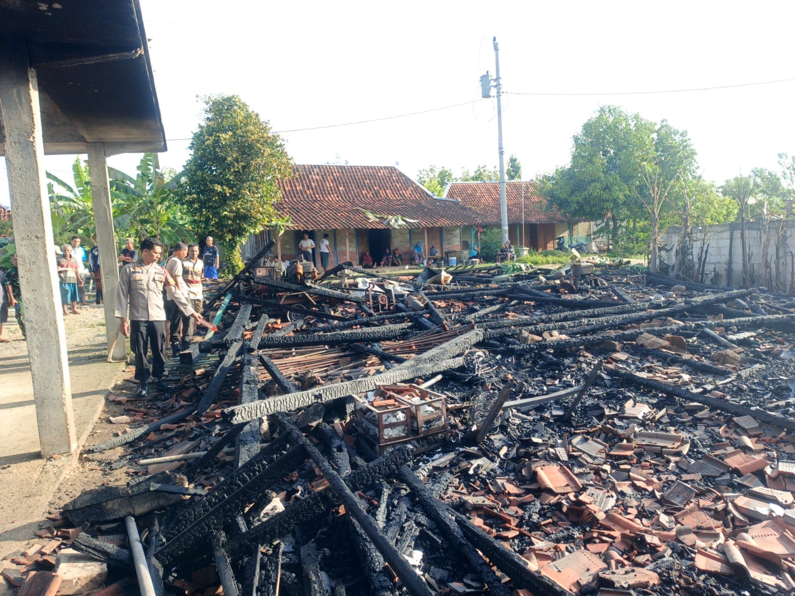 CEK TKP: Sejumlah anggota dari Polres Blora mengecek rumah warga di Dukuh Soyok Desa Kemiri yang ludes terbakar. (ARIF FAKHRIAN KHALIM/RADARPATI.ID)