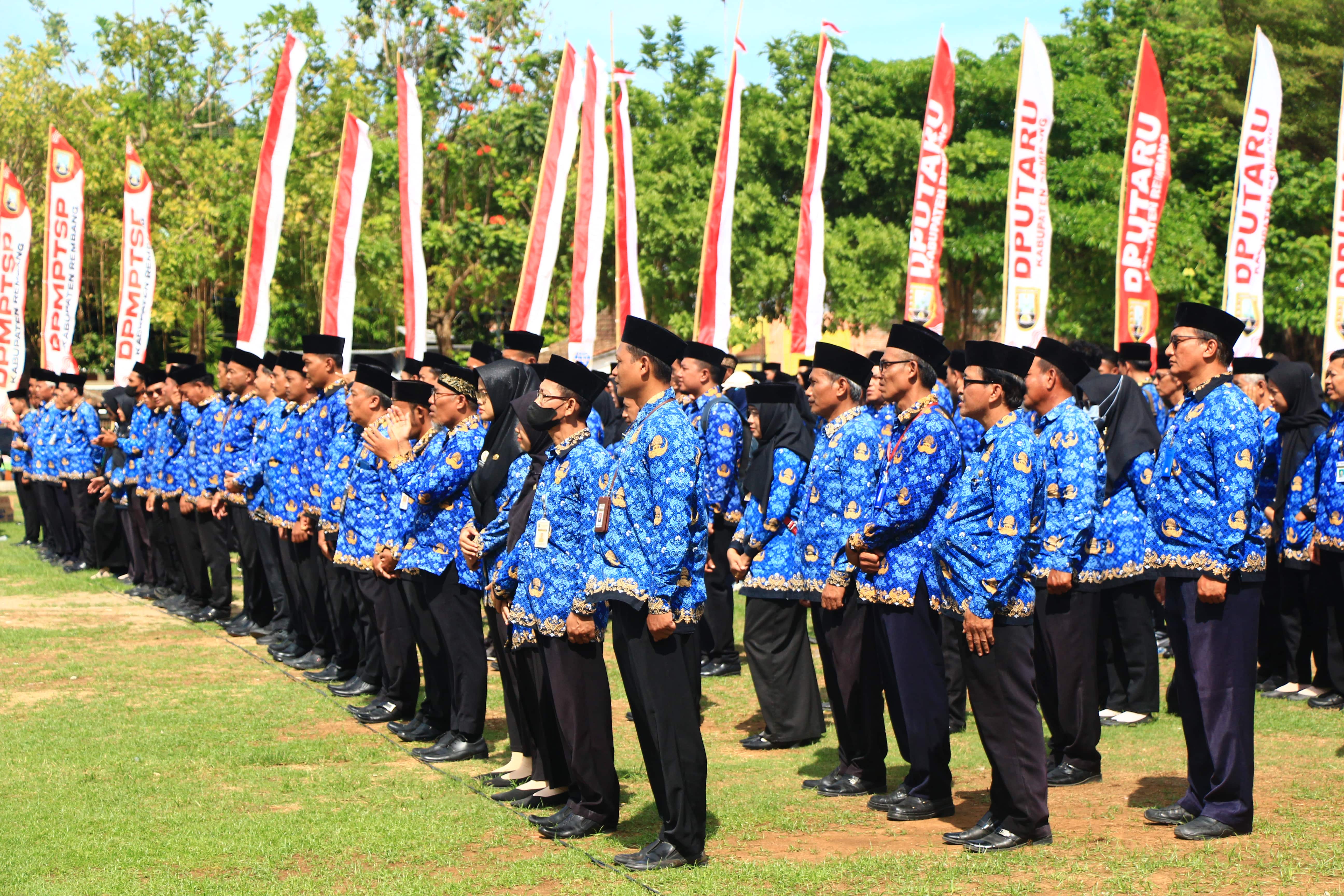 UPACAR BERSAMA: ASN Rembang upacara peringatan HUT ke- 53 Korps Pegawai Negeri (Korpri) di alun-alun Rembang kemarin. Satu sisi Fahrudin.