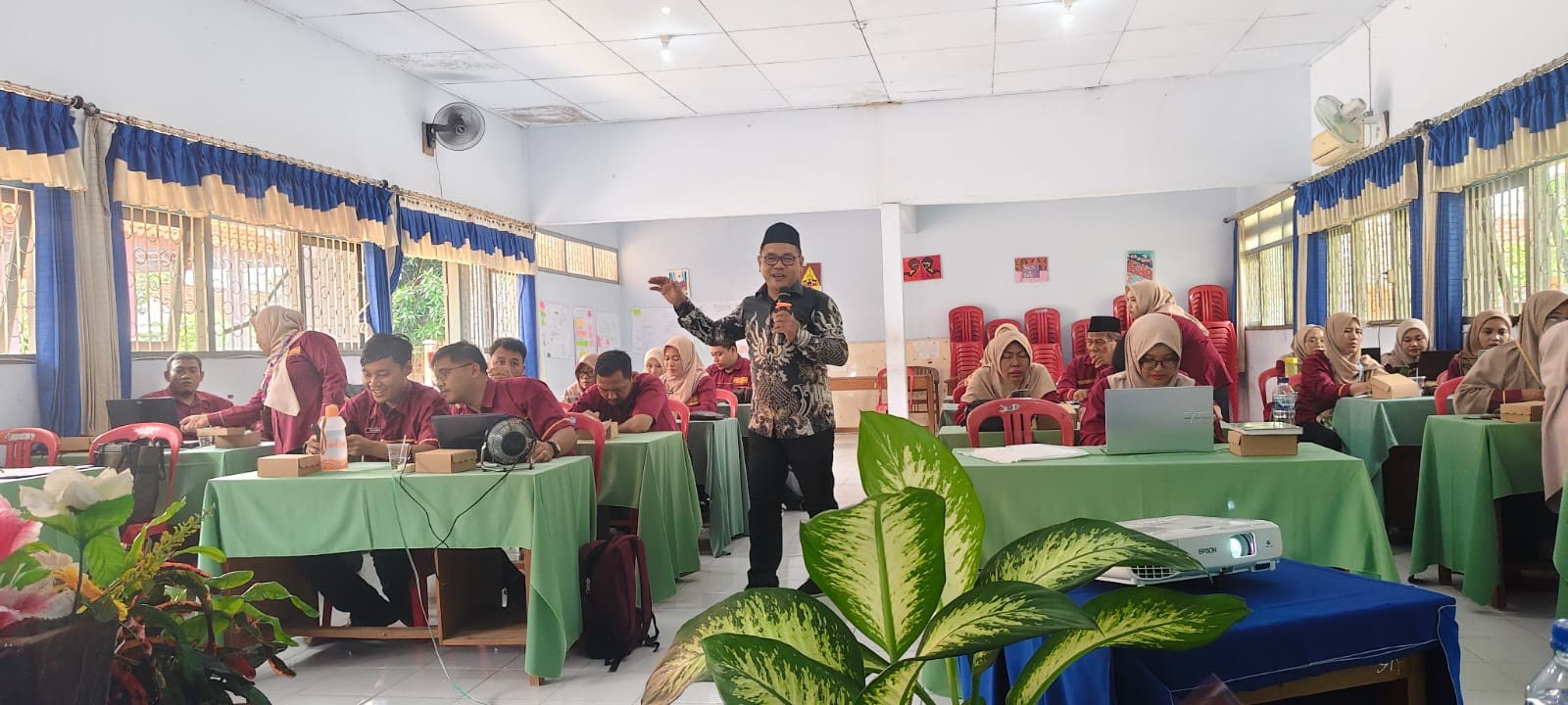 PELATIHAN: Narasumber dari FKEAI Gunawan Trihantoro saat melatih pata guru di SMPN 1 Cepu