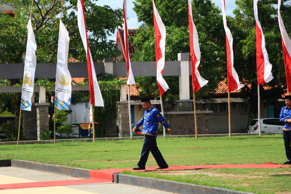 BERPAMITAN: Bupati Rembang Abdul Hafidz dan Wakil Bupati Rembang bersama Sekda Rembang Fahrudi hadir di acara upacara HUT Korpri di Alun-Alun Rembang kemarin.