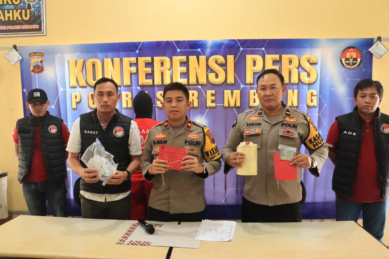 GELAR PERKARA: Wakapolres Rembang, Kompol M Fadhlan didampingi P. S Kasat Narkoba Polres Rembang, Kasubsi PIDM Sihumas Polres Rembang saat konferensi pers di Mapolres Rembang kemarin.