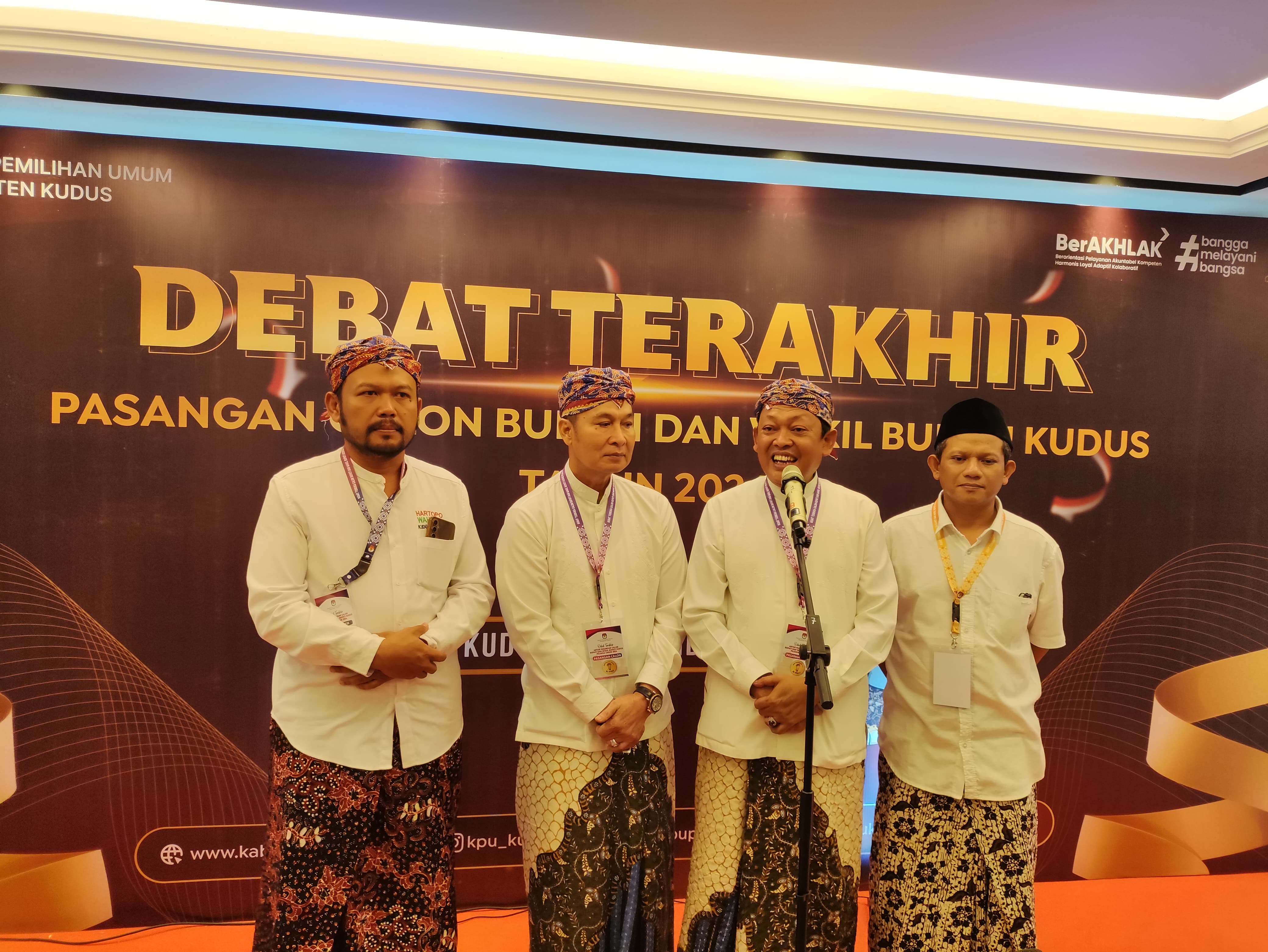 LEGOWO: Paslon 02 Hartopo-Wahib memberikan keterangan pers usai debat Pilkada beberapa waktu lalu. (GALIH ERLAMBANG W/ RADAR KUDUS)