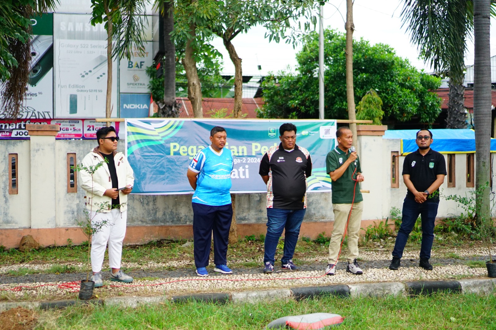 Kegiatan Pegadaian Peduli pada Pegadaian Liga 2 2024/2025 di komplek Stadion Joyokusumo yang menjadi markas Persipa Pati. (ACHMAD ULIL ALBAB/RADAR KUDUS)