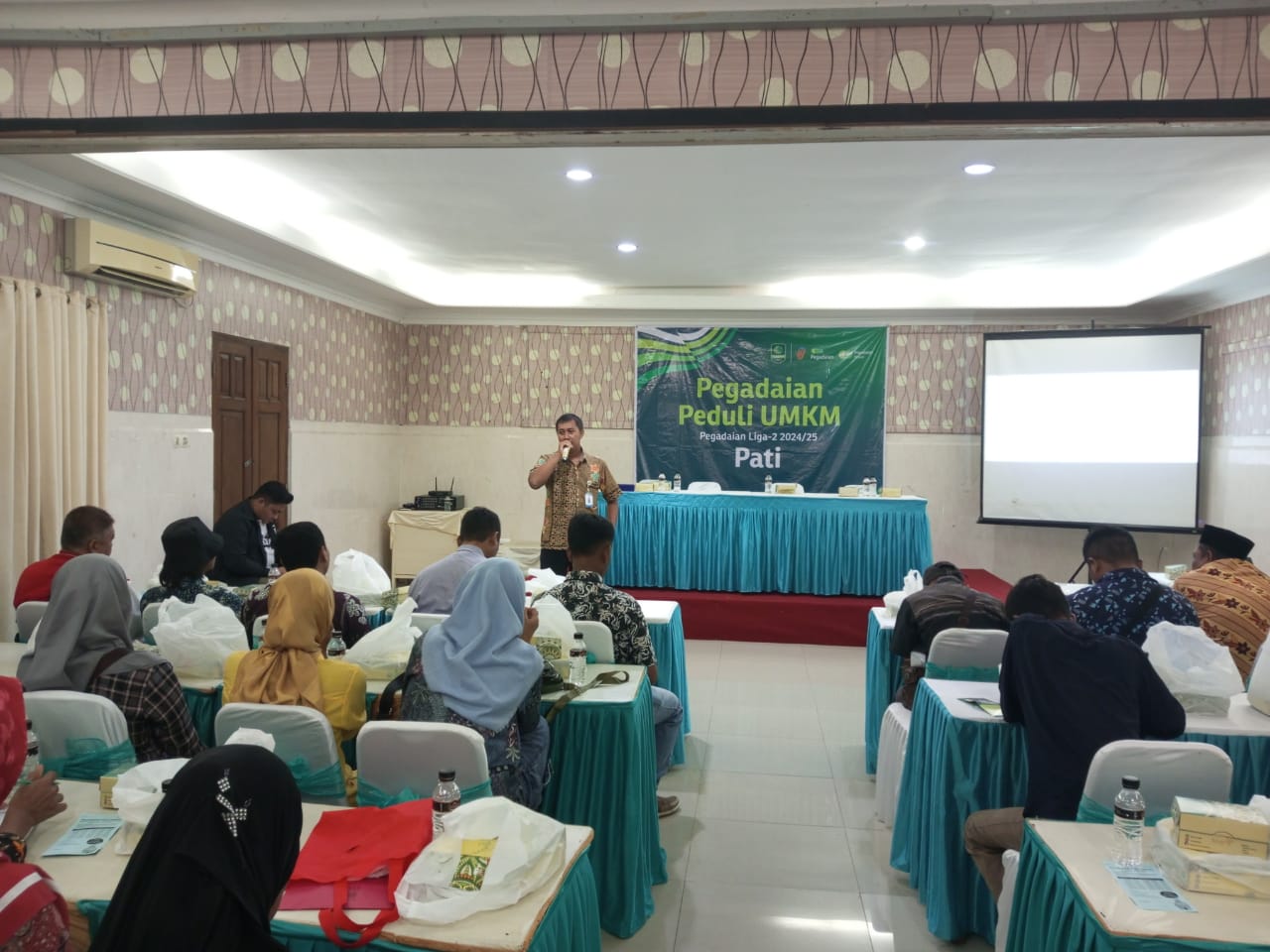 Para pelaku UMKM di Pati sedang mendapat pelatihan gratis dalam program Pegadaian Peduli UMKM. (ACHMAD ULIL ALBAB/RADAR PATI)