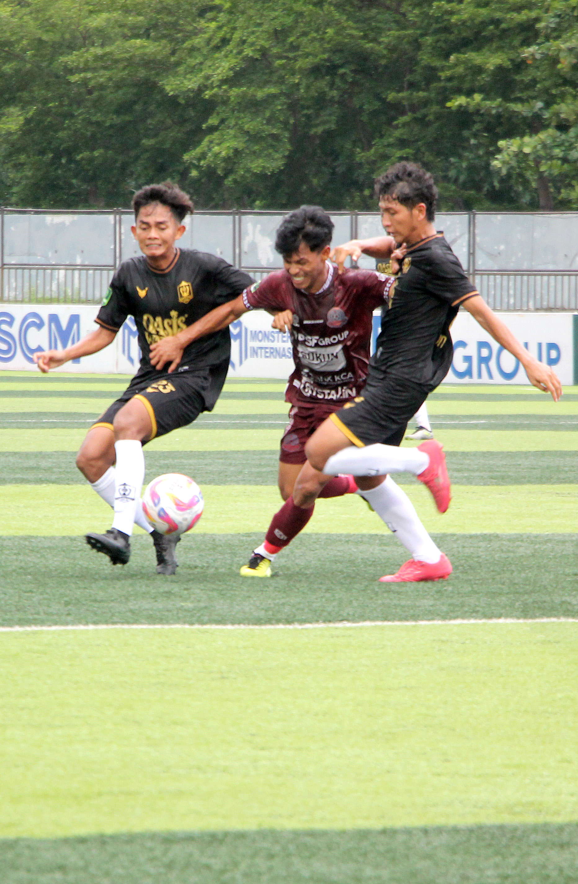 GAGAL MENANG: Pemain Persipa Pati berduel dengan pemain Persijap Jepara saat laga lanjutan Liga 2 Nasional di Stadion Joyokusumo Pati pada Minggu (12/1).