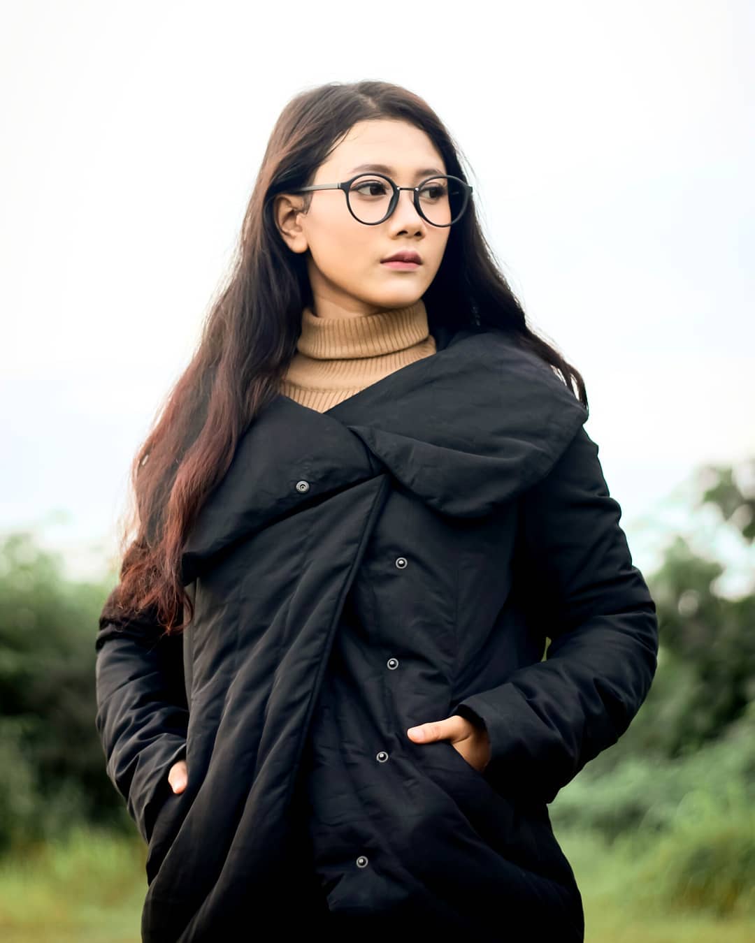 CATCHY: Turtleneck super catchy jika kamu padukan dengan jaket duste coat ini. (TATA CALISTA UNTUK RADAR KUDUS)