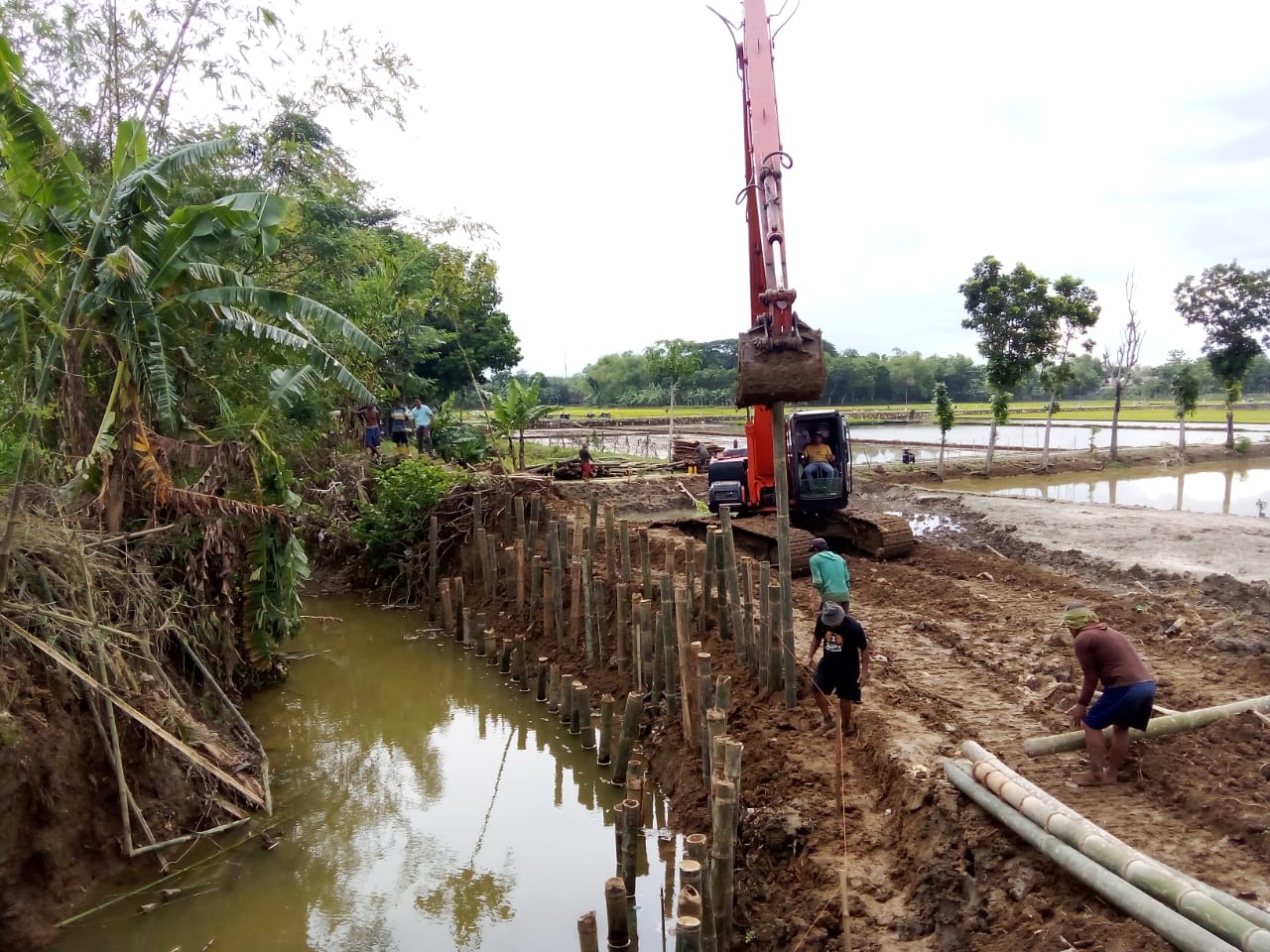 DARURAT: BBWS Pemali Juana dan Dinas PUPR Grobogan saat tangani darurat dua tanggul jebol di Desa Lemahputih Kecamatan Brati. (INTAN MAYLANI SABRINA/RADAR PATI)