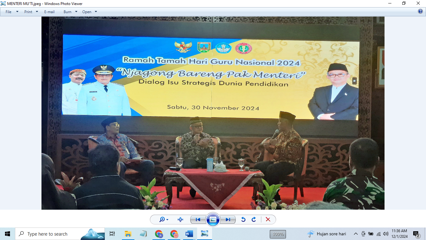 DIALOG: Menteri Dikdasmen Prof. Abdul Mu^ti (tengah) bersama Pj Bupati Kudus M.Hasan Chabibie (kanan) menggelar dialog kepada guru di Pendapa Kabupaten Kudus kemarin. (INDAH SUSANTI/RADAR PATI)