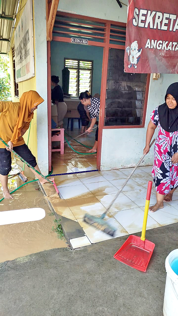 SISAKAN LUMPUR: Warga di Desa Sukokulon, Kecamatan Margorejo, Pati, bersama bersihkan lumpur di balai desa setempat kemarin. (BPBD UNTUK RADAR KUDUS )